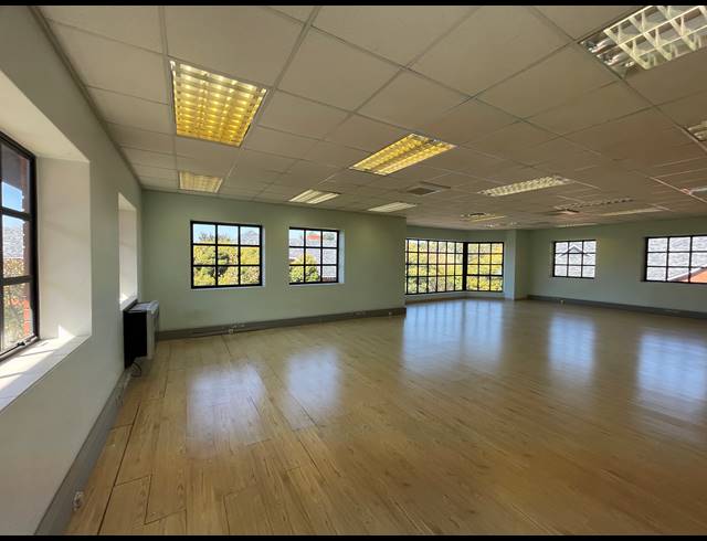 224.60M² OFFICE TO LET IN LYME PARK